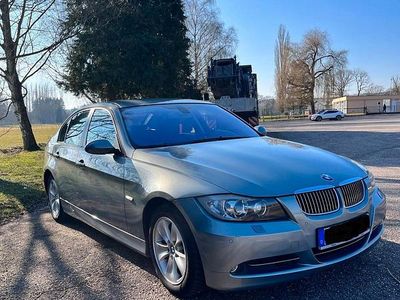 Grau Gebraucht 2006 BMW 320 Limousine | 3.000 €