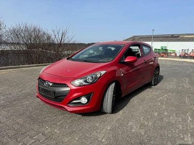 Gebraucht Hyundai i30 99 PS (72 kW) 2013 Rot Limousine