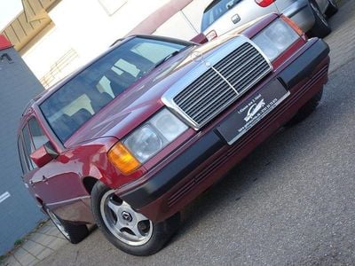 Rot Gebraucht 1990 Mercedes E230 Limousine | 7.900 €