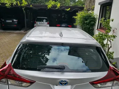 Gebraucht Toyota Auris Hybrid 99 PS (72 kW) 2015 Silber Limousine