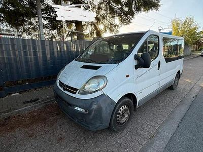 Second-hand Opel Vivaro 128 CP (94 kW) 2002 Argintiu Monovolum