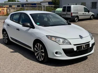Gebraucht Renault Mégane Authentique 101 PS (74 kW) 2012 Weiß Limousine