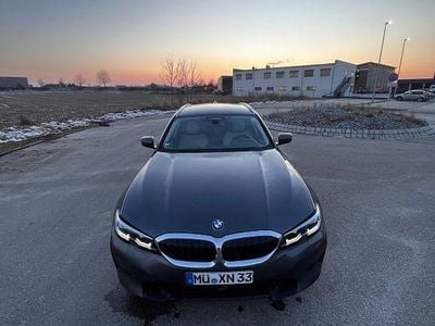 Grau Gebraucht 2020 BMW 330 M Sport Kombi | 22.600 € (Guter Preis)