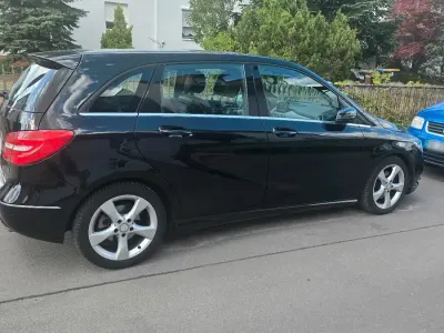 Gebraucht Mercedes B180 122 PS (89 kW) 2013 Schwarz Kleinwagen