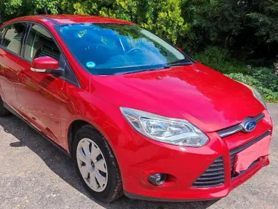 Gebraucht Ford Focus Trend 100 PS (73 kW) 2014 Rot Limousine