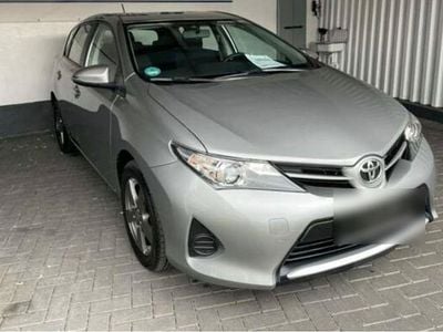 Usata Toyota Auris Cool 99 CV (72 kW) 2012 Argento Berlina