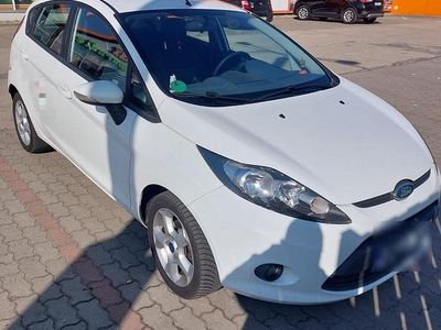 Gebraucht Ford Fiesta Trend 82 PS (60 kW) 2011 Weiß Kleinwagen