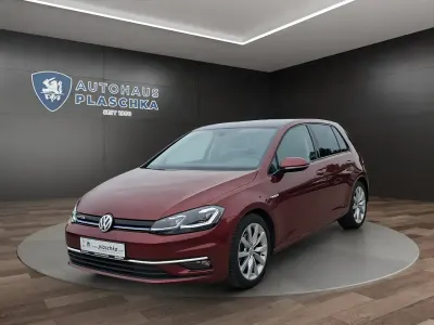 Gebraucht VW Golf VII Highline 131 PS (96 kW) 2019 Cranberry red (rot) Limousine