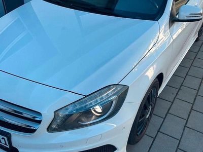 Gebraucht Mercedes A180 AMG 122 PS (89 kW) 2014 Weiß Kleinwagen