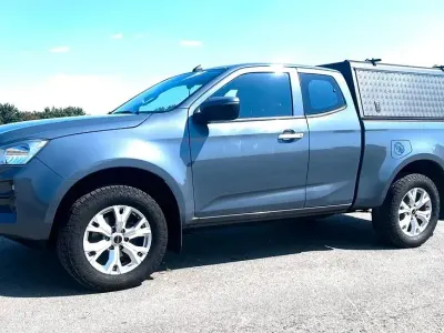 Gebraucht Isuzu D-Max 163 PS (119 kW) 2023 Grau Pickup