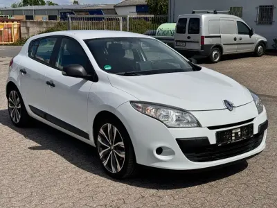 Gebraucht Renault Mégane Authentique 101 PS (74 kW) 2012 Weiß Limousine