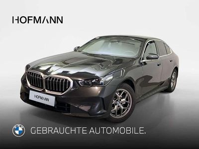 Sophistograu brillanteffekt metallic Gebraucht 2024 BMW 520 Comfort Edition Limousine | 43.505 € (Superpreis)
