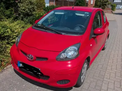 Gebraucht Toyota Aygo 68 PS (50 kW) 2010 Rot Kleinwagen