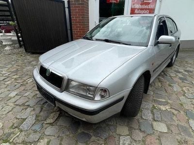 Używany Skoda Octavia 101 KM (74 kW) 1998 Srebrny Sedan/Limuzyna