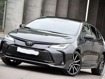 Grey metallic (1g3)/ black (20 Gebraucht 2025 Toyota Corolla Hybrid Sport Limousine | 28.490 € (Fairer Preis)