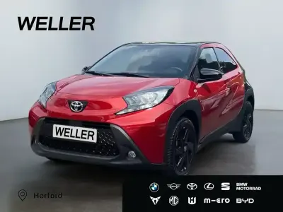 Gebraucht Toyota Aygo Team 72 PS (52 kW) 2024 Chili red / night sky black (rot) Kleinwagen