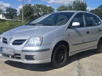 Nissan Almera Tino