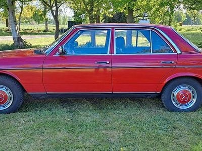 Gebraucht Mercedes 200 60 PS (44 kW) 1982 Rot Limousine