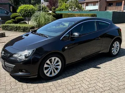 Gebraucht Opel Astra GTC 140 PS (102 kW) 2014 Schwarz Limousine