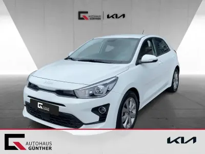Używany Kia Rio Vision 101 KM (74 kW) 2023 Biały Sedan/Limuzyna