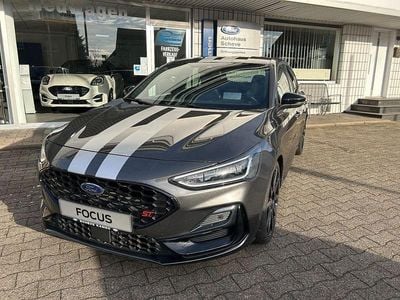 Grau Gebraucht 2023 Ford Focus Performance Edition Limousine | 29.980 € (Fairer Preis)