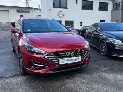 Używany Hyundai i30 101 KM (74 kW) 2022 Czerwony Sedan/Limuzyna