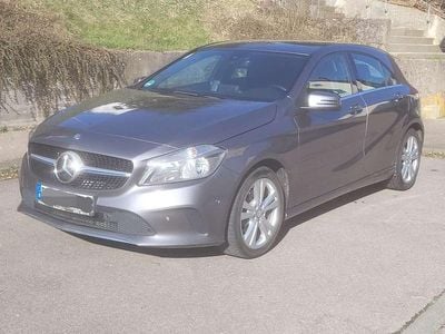 Gebraucht Mercedes A180 122 PS (89 kW) 2016 Grau Limousine