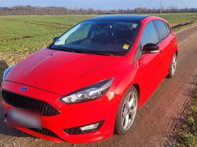 Rot Gebraucht 2016 Ford Focus ST-Line Limousine | 9.200 € (Fairer Preis)