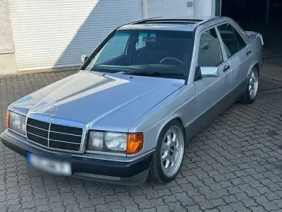 Używany Mercedes 190 300 KM (220 kW) 1989 Srebrny Sedan/Limuzyna