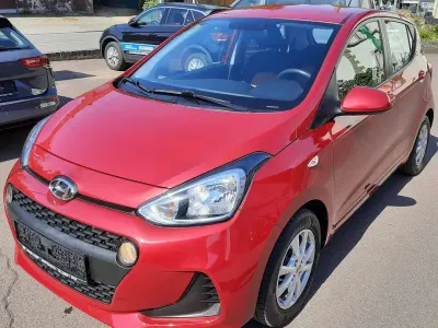 Gebraucht Hyundai i10 Trend 67 PS (49 kW) 2018 Red passion / mic Kleinwagen