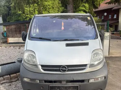Gebraucht Opel Vivaro 100 PS (73 kW) 2006 Silber Van / Kleinbus