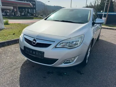 Gebraucht Opel Astra Design Edition 179 PS (131 kW) 2011 Silber Limousine