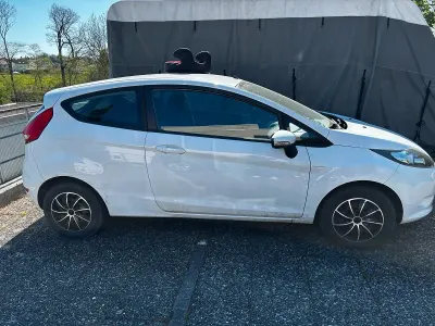 Usata Ford Fiesta 60 CV (44 kW) 2010 Bianco Utilitaria