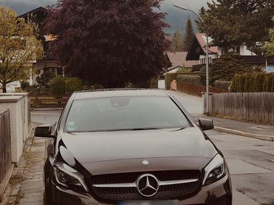 Gebraucht Mercedes A180 Urban 122 PS (89 kW) 2016 Braun Kleinwagen