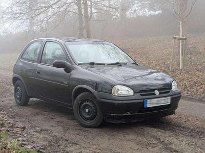 Schwarz Gebraucht 1997 Opel Corsa Kleinwagen | 1.750 € (Etwas zu teuer)