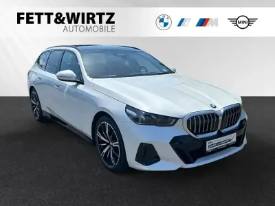 Gebraucht BMW 520 M Sport 197 PS (144 kW) 2025 Mineralweiß Kombi