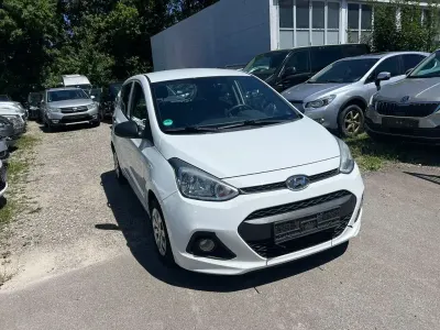 Gebraucht Hyundai i10 Classic 67 PS (49 kW) 2015 Weiß Kleinwagen