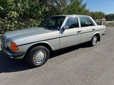 Silber Gebraucht 1983 Mercedes E230 Limousine | 14.900 €