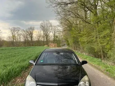 Używany Opel Astra 116 KM (85 kW) 2009 Czarny Sedan/Limuzyna