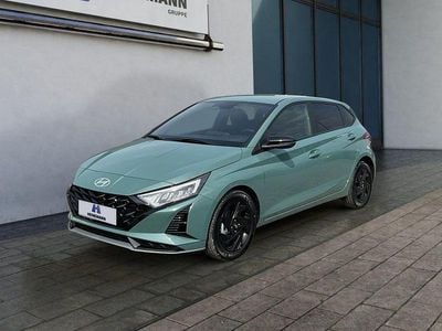Neu Hyundai i20 Blackline 90 PS (66 kW) 2026 Mangrove green Kleinwagen