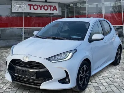 Begagnad Toyota Yaris Hybrid Team 116 HK (85 kW) 2024 Vit Sedan
