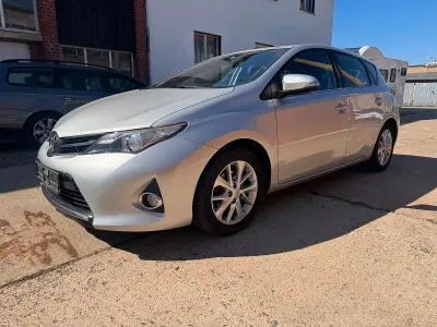 Gebraucht Toyota Auris 90 PS (66 kW) 2015 Silber Kleinwagen