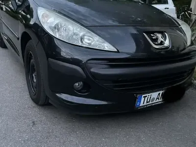 Gebraucht Peugeot 207 Tendance 75 PS (55 kW) 2008 Schwarz Limousine