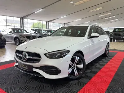 Gebraucht Mercedes C200 Avantgarde 163 PS (119 kW) 2023 Weiß Limousine