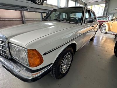Gebraucht Mercedes 230 109 PS (80 kW) 1977 Weiß Limousine