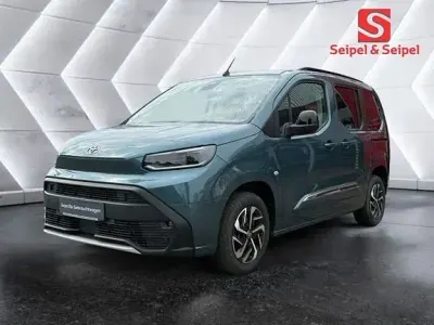 Gebraucht Toyota Proace Verso Basis 131 PS (96 kW) 2024 Libeccio blue metallic Kombi