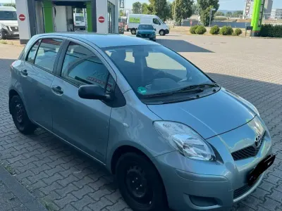 Gebraucht Toyota Yaris 69 PS (50 kW) 2011 Grau Kleinwagen