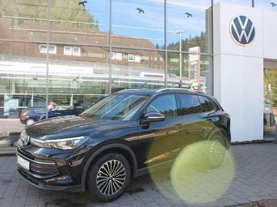 Deep black perleffekt Gebraucht 2024 VW Tiguan Life SUV | 31.490 € (Fairer Preis)