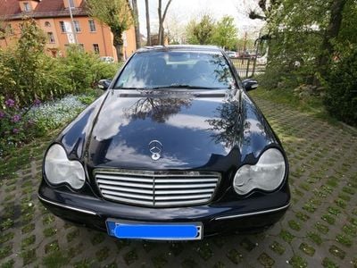 Blau Gebraucht 2000 Mercedes 220 Limousine | 6.900 €