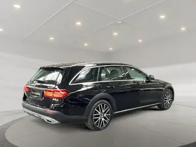 Gebraucht Mercedes E220 All-Terrain 200 PS (147 kW) 2023 Unilack schwarz uni Kombi